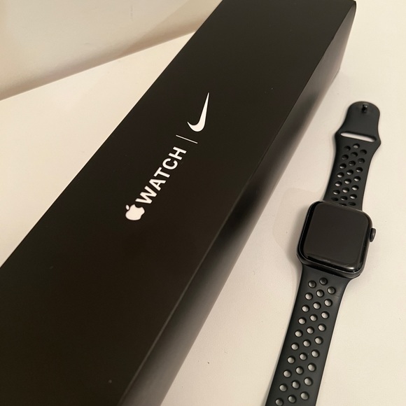APPLE Watch Series 5 (40Mm) Space Grey Case With Black Sport Band - Cell + GP - Picture 2 of 4